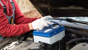 mechanic-replaces-car-battery