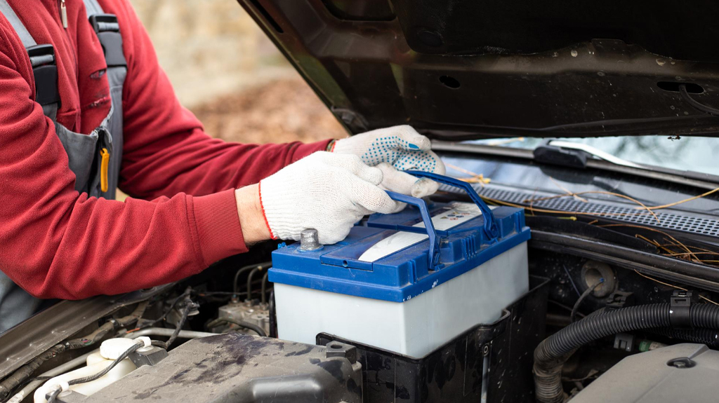 mechanic-replaces-car-battery